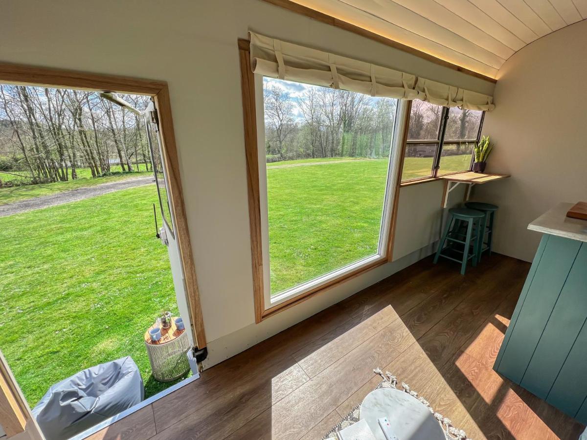 אוקפילד American School Bus Retreat With Hot Tub In Sussex Meadow מראה חיצוני תמונה
