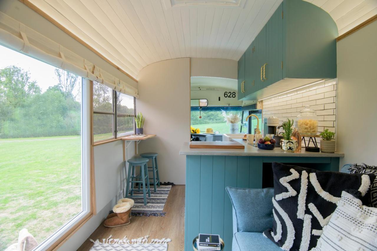 אוקפילד American School Bus Retreat With Hot Tub In Sussex Meadow מראה חיצוני תמונה