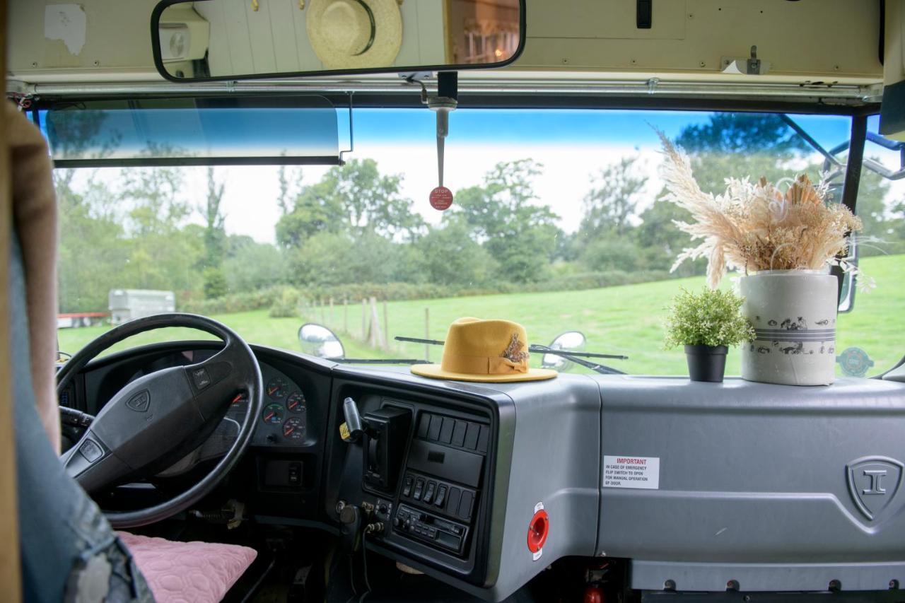 אוקפילד American School Bus Retreat With Hot Tub In Sussex Meadow מראה חיצוני תמונה