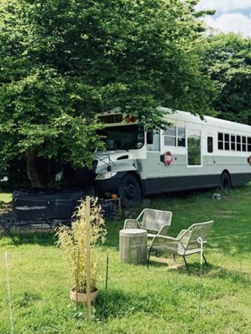 אוקפילד American School Bus Retreat With Hot Tub In Sussex Meadow מראה חיצוני תמונה